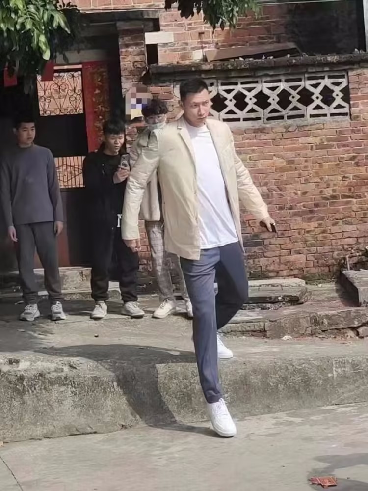 阿联的模范妻子荆玲怎么样?出众的颜值和顶尖的身材,为了夫妻放弃模特事业