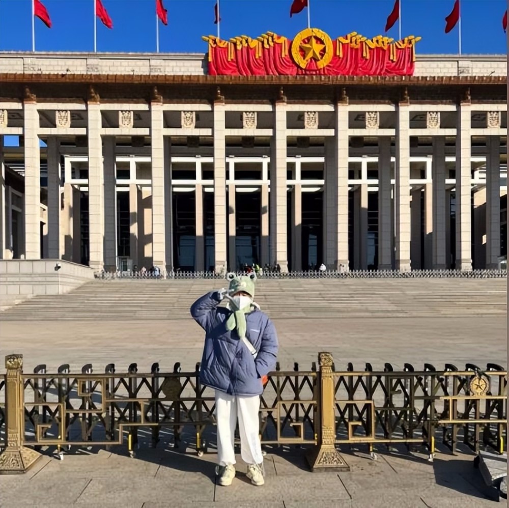 快乐的时刻！春节期间，全红成龙在北京迎接她的兄弟姐妹，在天安门广场看升旗很温暖