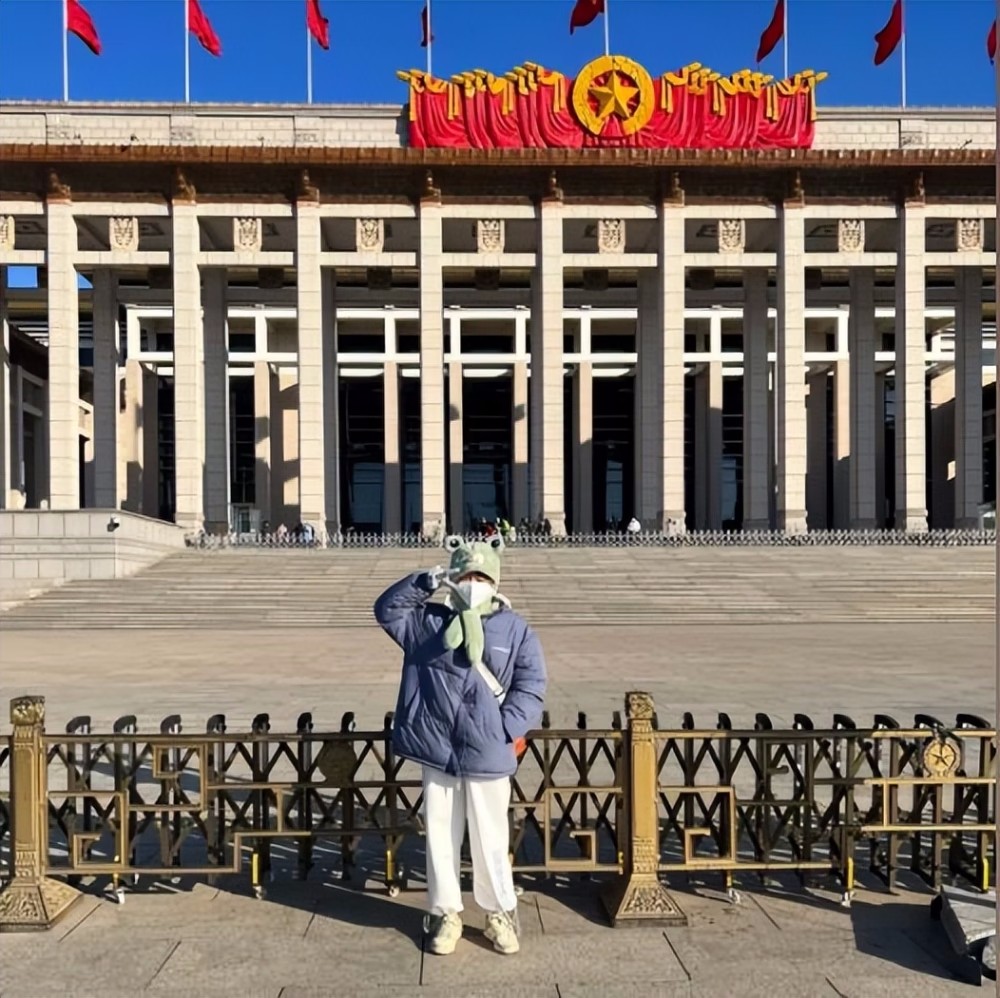 快乐的时刻!春节期间,全红成龙在北京迎接她的兄弟姐妹,在天安门广场看升旗很温暖